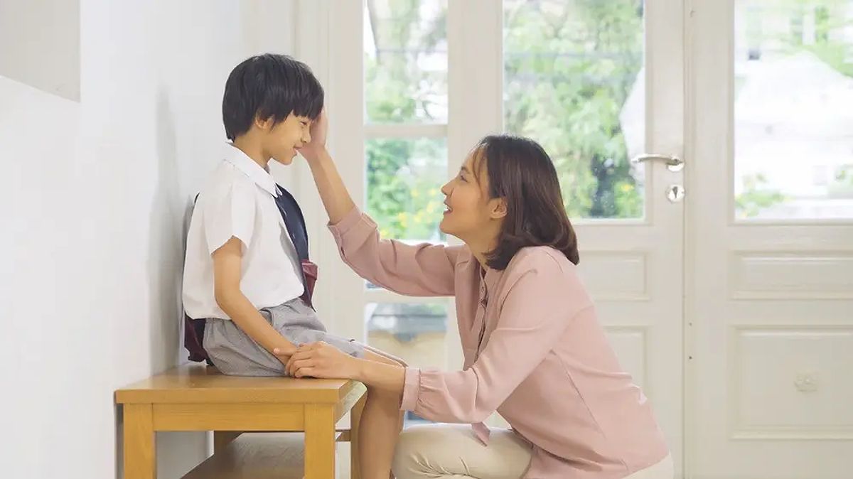 Ilustrasi seorang ibu berbicara dengan anak laki-lakinya