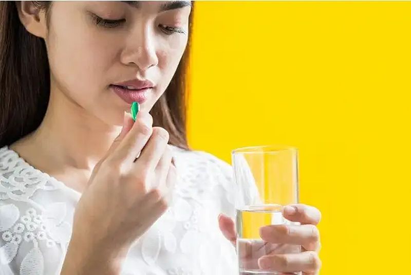 Ilustrasi minum obat