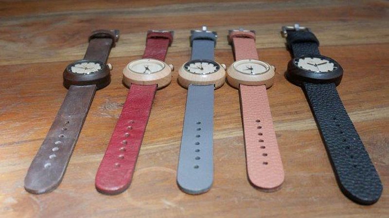 Jam tangan kayu Eboni Watch di Desa Paseban